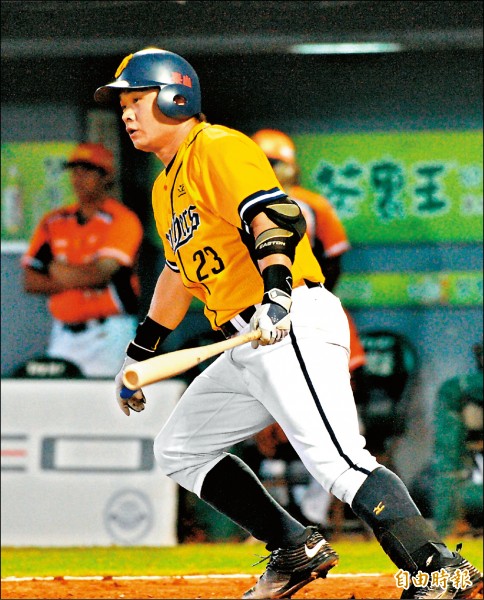 彭政閔滿壘時敲關鍵安，一舉超前比數。（記者黃志源攝）