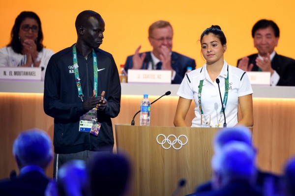 圖為3日難民隊記者會,18歲的敘利亞游泳女將Yusra Mardini(前右)與南蘇丹跑者Yiech Pur Biel(前左)。(法新社) 圖為3日難民隊記者會,18歲的敘利亞游泳女將Yusra Mardini(前右)與南蘇丹跑者Yiech Pur Biel(前左)。(法新社)