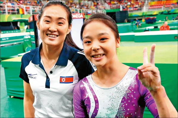 南韓體操選手李恩珠(右)與北韓選手洪恩貞(左),日前在場邊合影留念,打破兩韓藩籬。(法新社) 南韓體操選手李恩珠(右)與北韓選手洪恩貞(左),日前在場邊合影留念,打破兩韓藩籬。(法新社)