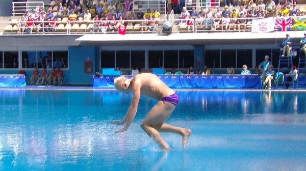 扎哈洛夫落水時腳先入水，發生嚴重失誤。（圖擷取自推特）