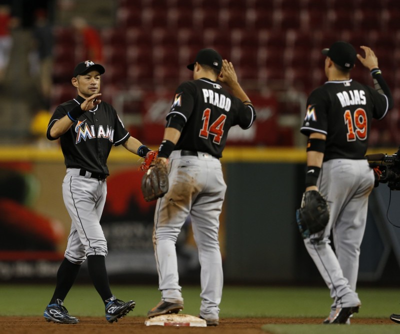 一朗敲出紅人主場的第1安。（美聯社）