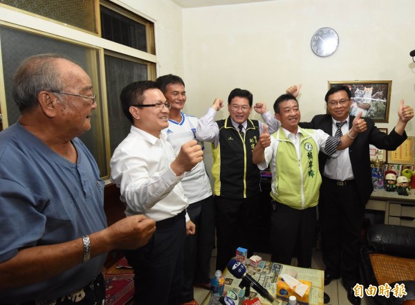 跆拳巨塔劉威廷踢倒對手勇闖8強，位在彰化的老家頓時響起熱烈的歡呼聲。（記者湯世名攝）