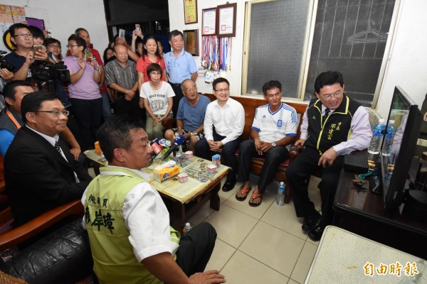 跆拳巨塔劉威廷今晚出戰，彰化的老家湧入不少關心戰況的街坊。（記者湯世名攝）