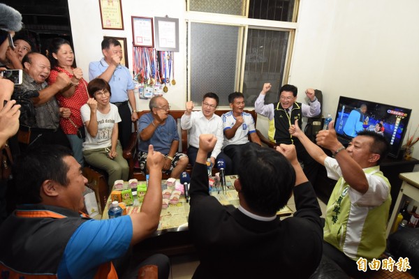跆拳巨塔劉威廷踢倒對手勇闖8強，位在彰化的老家頓時響起熱烈的歡呼聲。（記者湯世名攝）