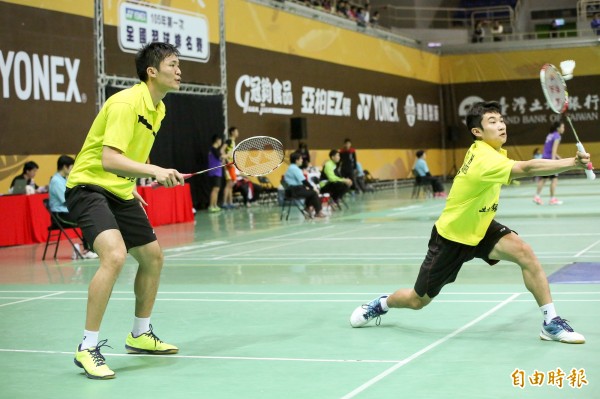 仁川亞運男子團體銅牌國手、土銀羽球隊選手廖冠皓（右）曾遭羽協重罰30萬元。（資料照，羽球協會提供）