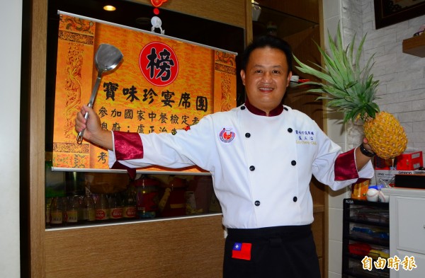 盧正治應統一獅職棒隊的邀請，擔任開球嘉賓，要以廚藝加創意，推廣地方知名的鳳梨產業。（記者吳俊鋒攝）