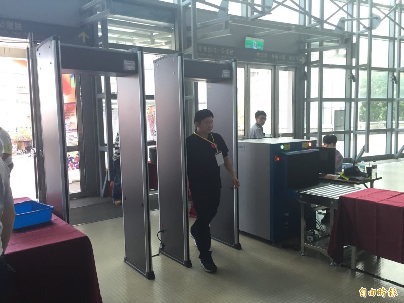 進入新莊體育館得通過安全檢查（記者林岳甫攝）