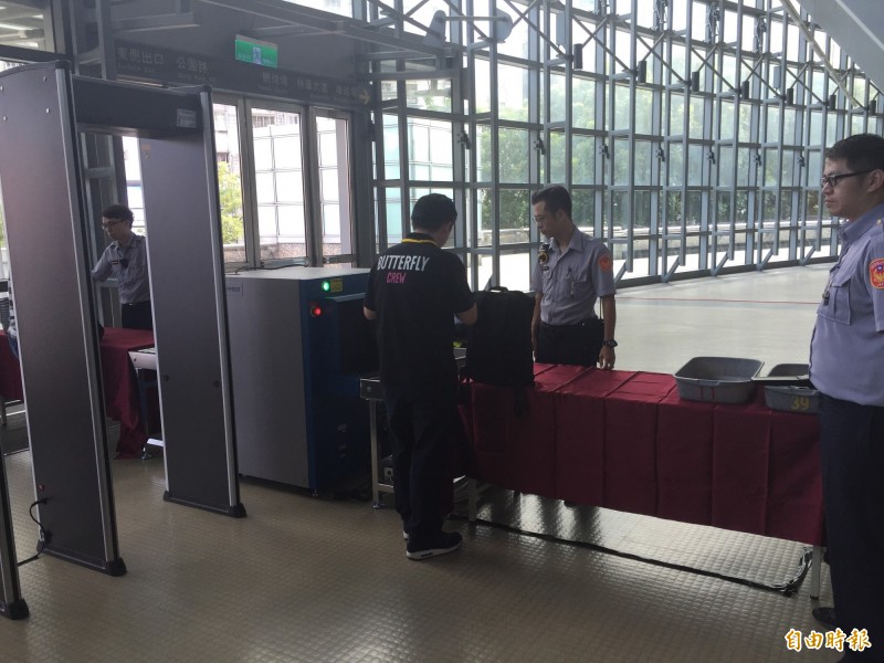 民眾包包也得透過X光檢查儀，確定沒有攜帶違禁物品才能進場（記者林岳甫攝）