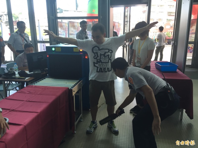 進場看桌球賽得通過安全檢查（記者林岳甫攝）