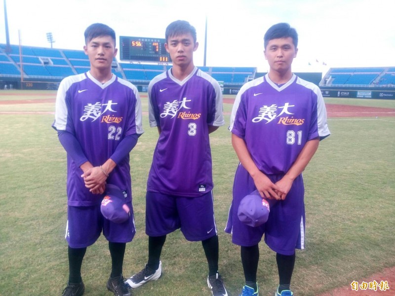 義大犀牛3名生力軍隨隊練習，左起李宗賢、申皓瑋、陳仕朋。（記者羅志朋攝）