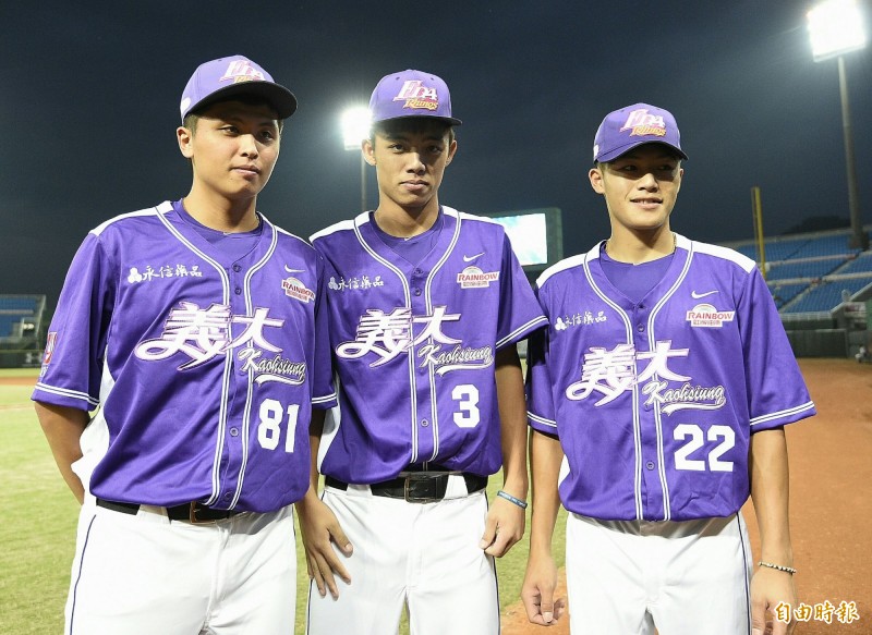 義大犀牛3位新人，左起陳仕朋、申皓瑋、李宗賢。（記者陳志曲攝）