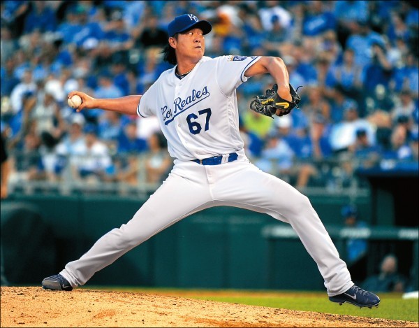 王建民昨對戰老東家洋基，表現優異，退場後感覺肩膀不適。（資料照，法新社）