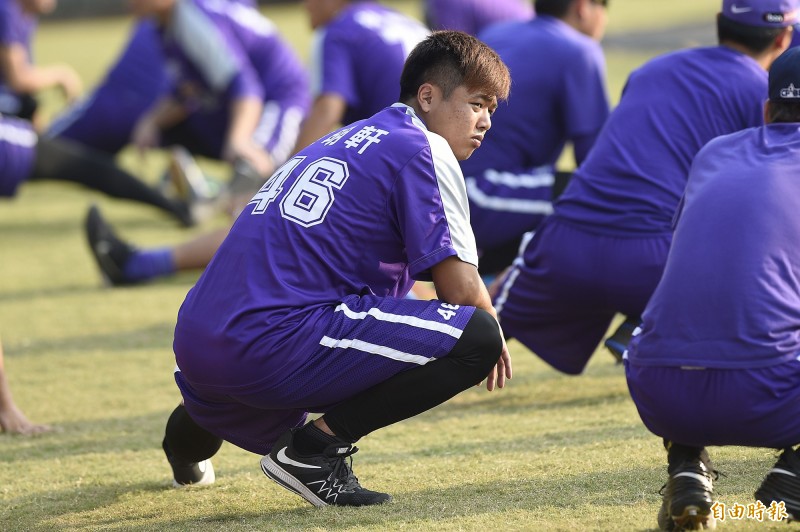 義大犀牛陳明軒初先發就挨轟。（記者陳志曲攝）