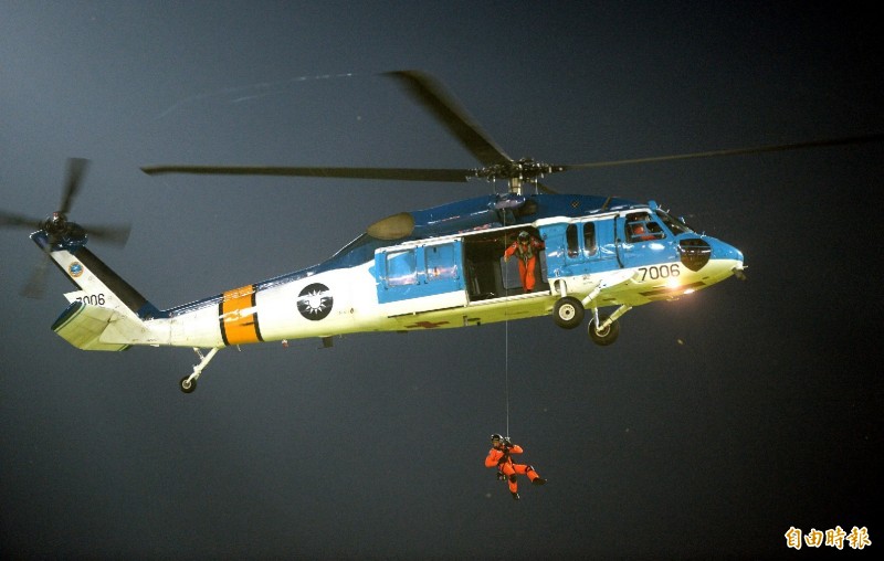 中職》阿迷趴沒有極限！救護士高振耀垂降進場開球