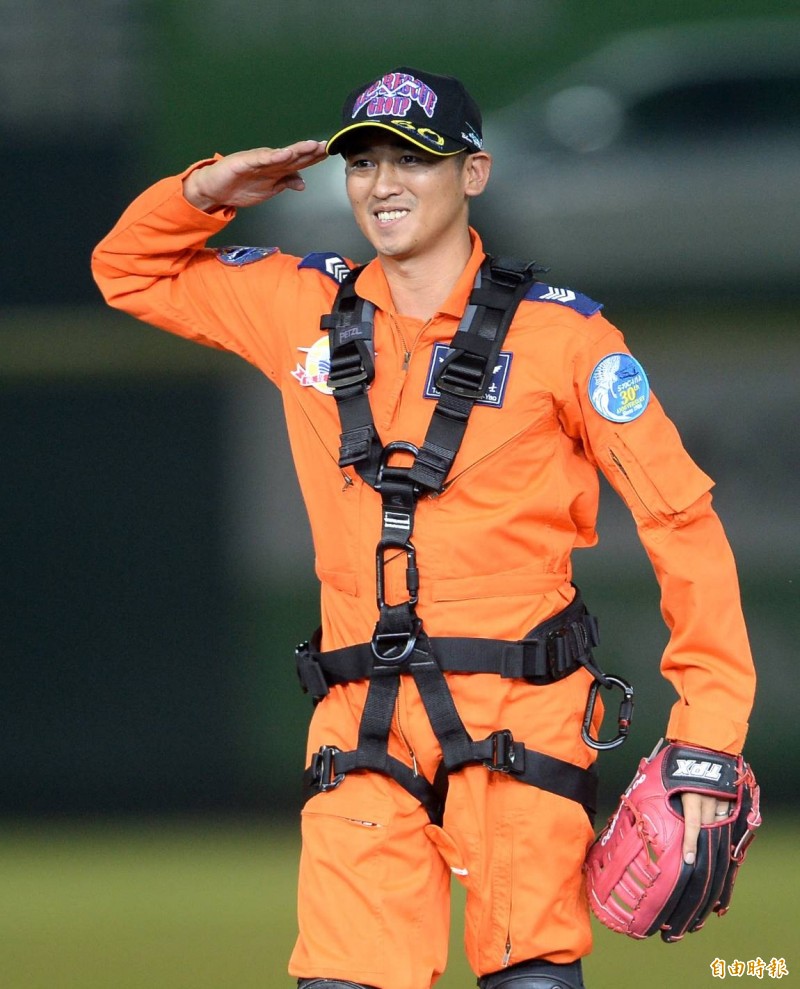救護士高振耀今搭直升機垂降進場開球。（記者林正堃攝）