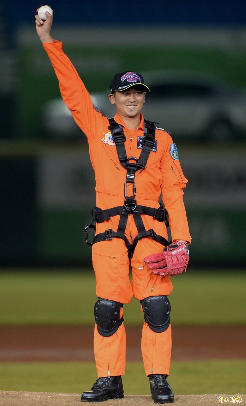 救護士高振耀今搭直升機垂降進場開球。（記者林正堃攝）