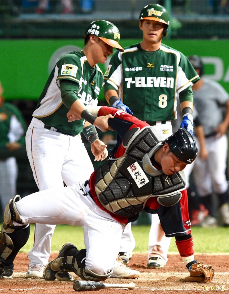林泓育本季蹲捕交出漂亮阻殺率。（資料照，記者羅沛德攝）