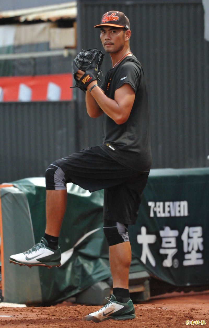 統一獅投手羅錦龍練投。（記者黃志源攝）