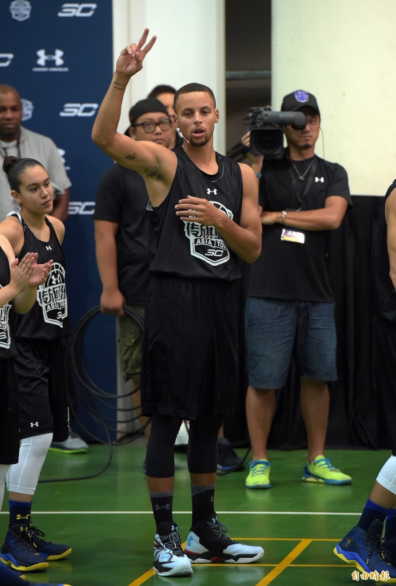 柯瑞進行現場指導。（記者黃耀徵攝）