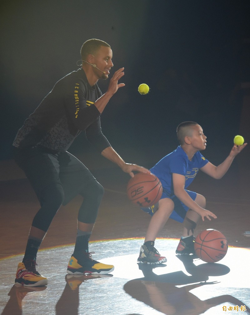柯瑞與小球迷一起運球。（記者黃耀徵攝）