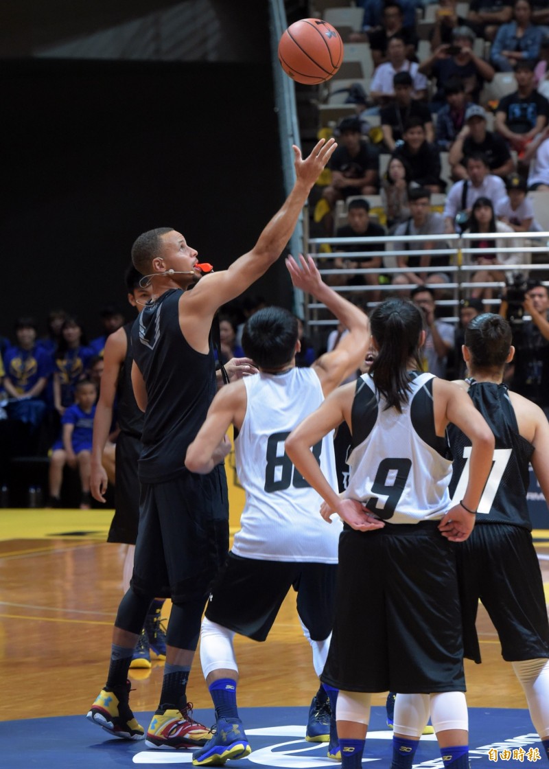 柯瑞同時身兼裁判，替黑白兩隊開球。（記者黃耀徵攝）