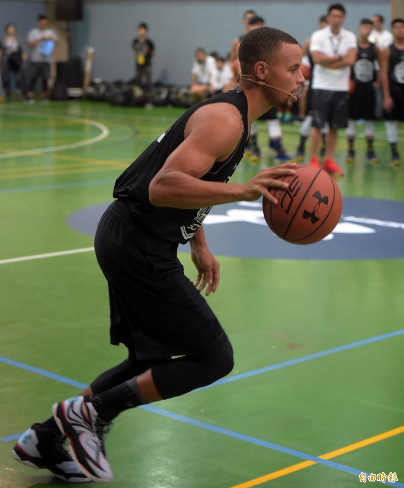 柯瑞現場示範球技。（記者黃耀徵攝）