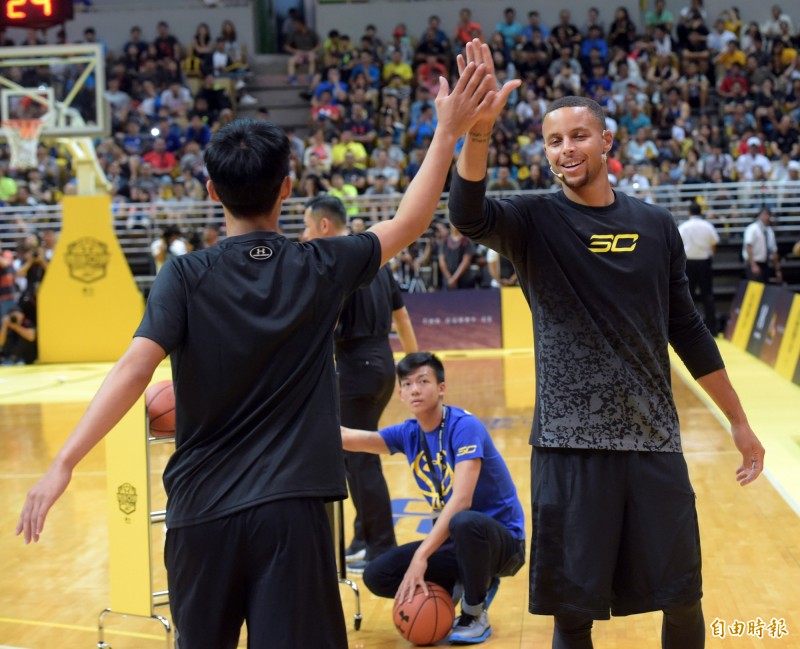 柯瑞與球迷擊掌。（記者黃耀徵攝）
