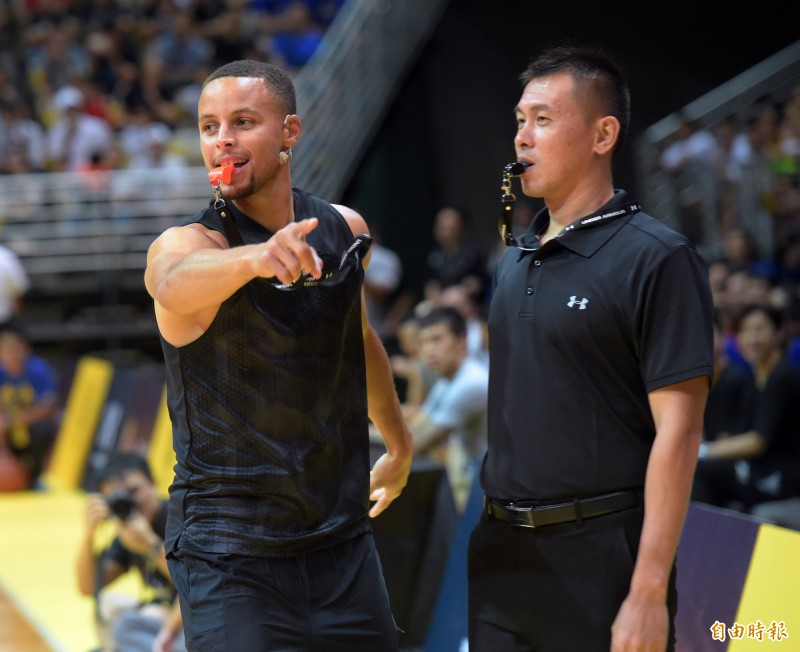 柯瑞身兼裁判資格，在場上不時吹響哨音。（記者黃耀徵攝）