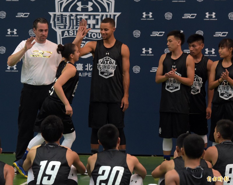 NBA勇士隊球星史帝芬˙柯瑞6日參加傳旗亞洲台北站系列活動，第二站來到新莊體育館進行後衛訓練營，結束後與球員擊掌。（記者黃耀徵攝）