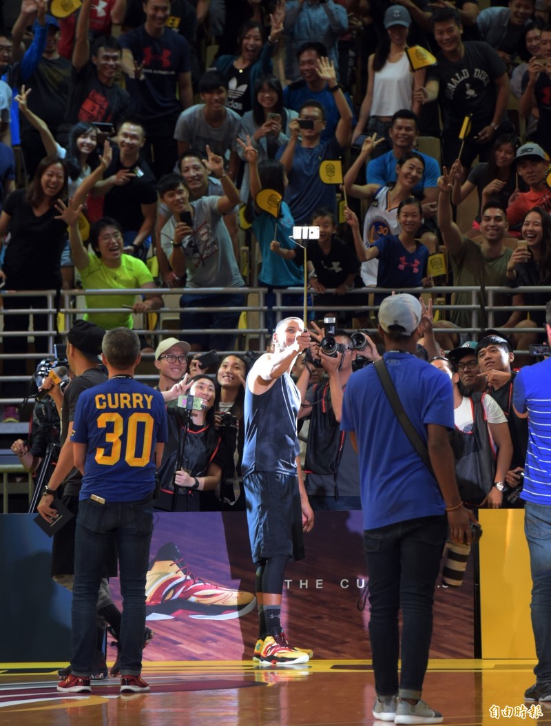 柯瑞和球迷自拍。（記者黃耀徵攝）