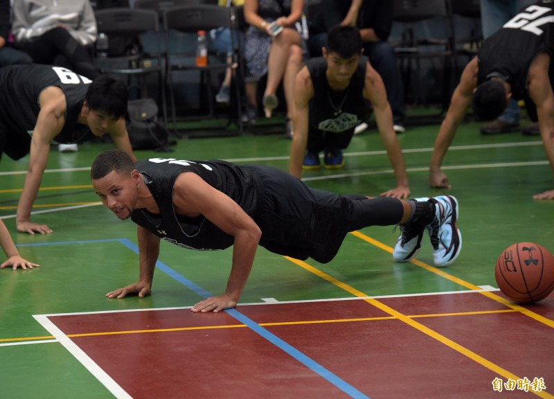 柯瑞進行現場指導，也和球員一起進行懲罰。（記者黃耀徵攝）
