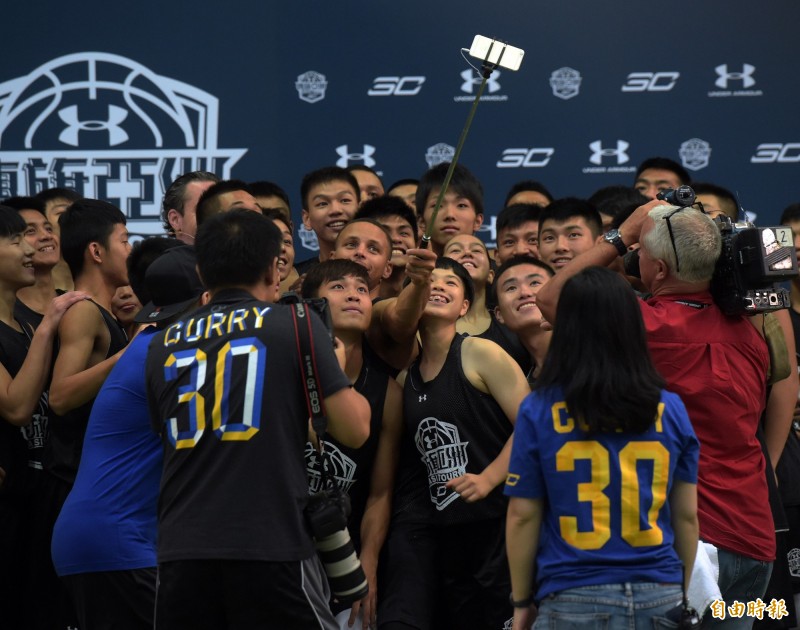 最後與球員進行合影。（記者黃耀徵攝）