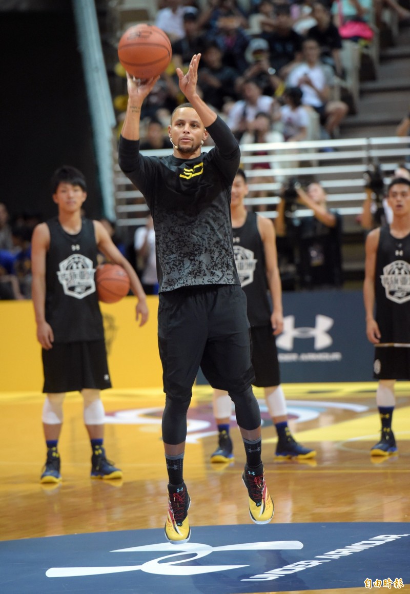 柯瑞秀出中場三分絕技。（記者黃耀徵攝）