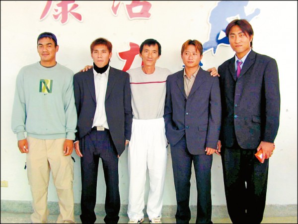 陳金鋒（左）、鄭昌明（左二）、楊松弦（右二）、宋肇基（右）等打過中職的球員，以前在善化國小都被前魔鬼教練王子燦（中）操過，打下基礎。（資料照）