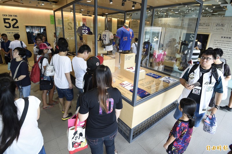 陳金鋒特展桃園球場開展，吸引球迷入場觀展。（記者陳志曲攝）