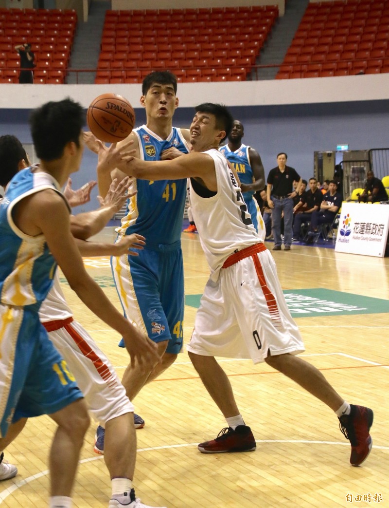 福建隊中鋒孫喆（右二）高達220公分，璞園有202公分的吳宏興（右一）在他身旁都顯得矮小。（記者林宗偉攝）