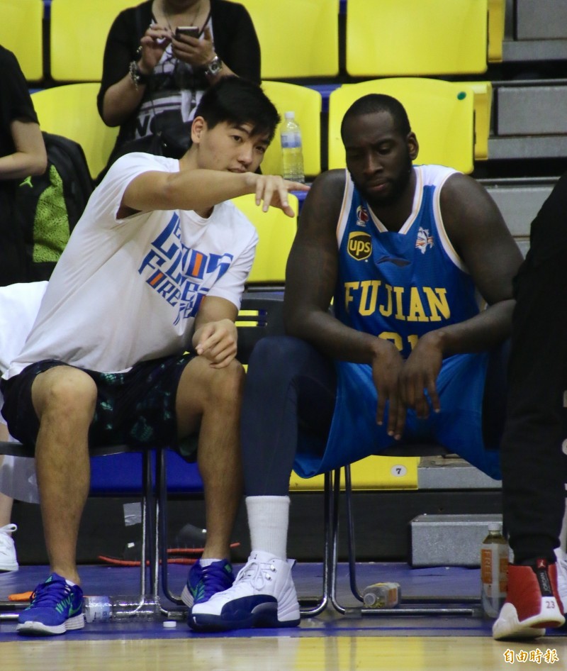 剛結束亞洲挑戰盃的胡瓏貿，因還沒與球隊合練，海峽盃可能不會上場，但有旅美經驗的他沒閒著，場邊充當洋將希克森的翻譯。（記者林宗偉攝）