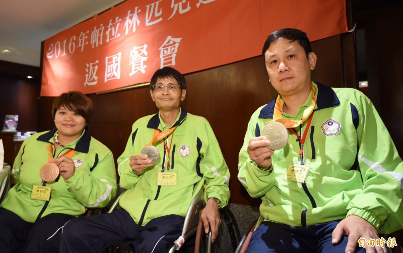 帕運會桌球銀牌得主程銘志（右）、林晏弘（中）及健力銅牌選手林資惠（左）。（資料照，記者劉信德攝）