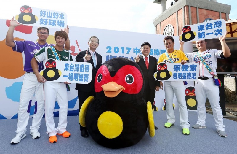 2017中職明星賽將在花蓮舉辦，請來高國輝（右起）、羅國龍、羅國華與陳俊秀站台。（聯盟提供）