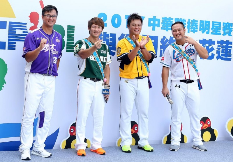 2017中職明星賽將在花蓮舉辦，請來高國輝（右起）、羅國龍、羅國華與陳俊秀站台。（聯盟提供）