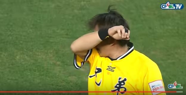 彭政閔賽後難過拭淚。（取自CPBL TV）