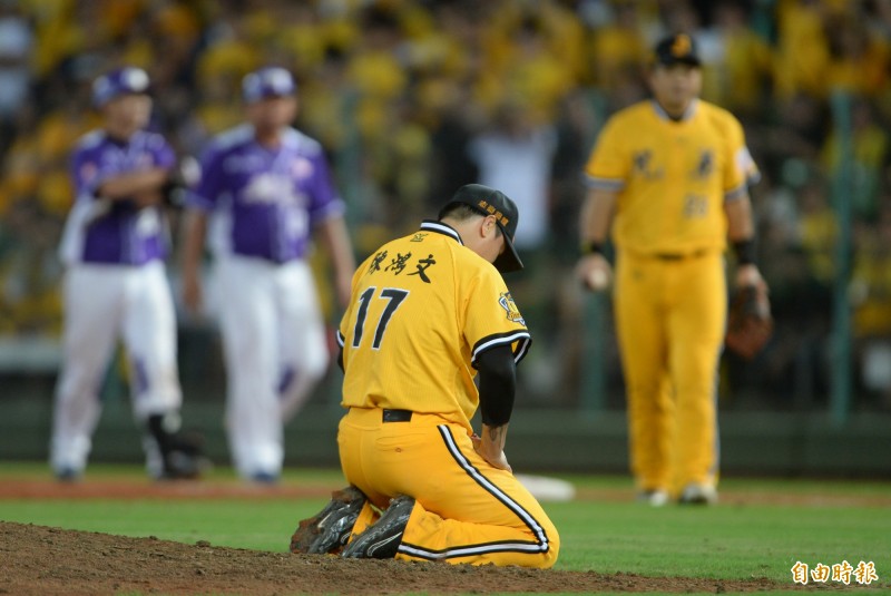 陳鴻文未能成功幫球隊關門自責跪地。（記者林正堃攝）