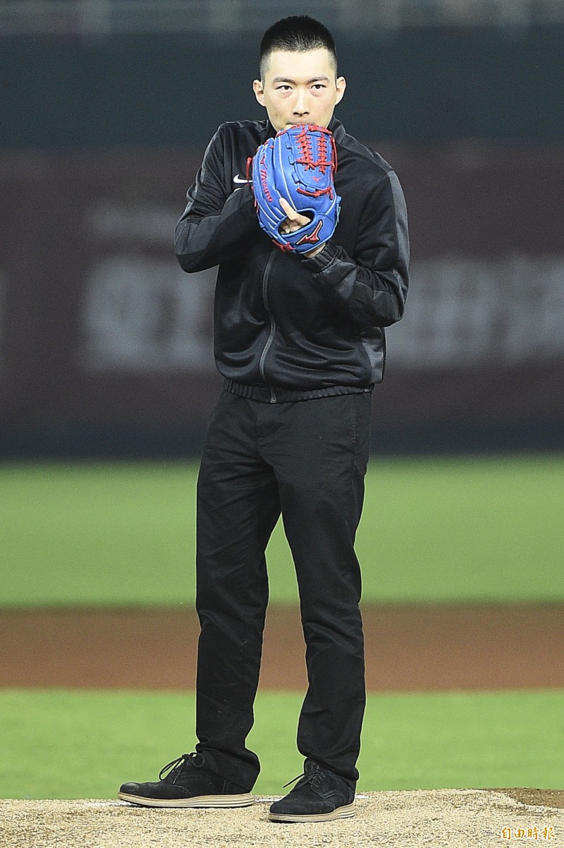 富邦今年買下義大犀牛，總經理蔡承儒日前受邀開球。（資料照，記者陳志曲攝）