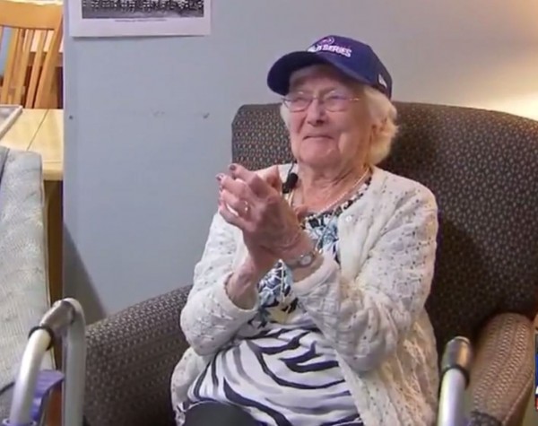 108歲小熊球迷尼爾森（Hazel Nilson），終於看到小熊奪冠的歷史場景。（圖擷自《Fox25》）