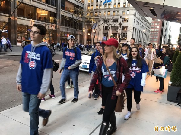 直擊 200萬小熊迷慶封王芝加哥街頭大遊行 自由體育