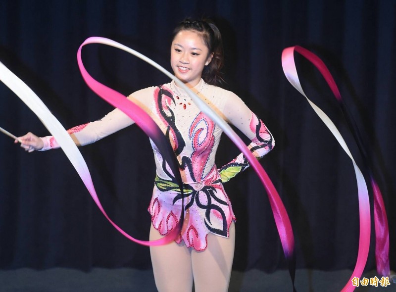 參賽女孩個人才藝表演。（記者廖振輝攝）