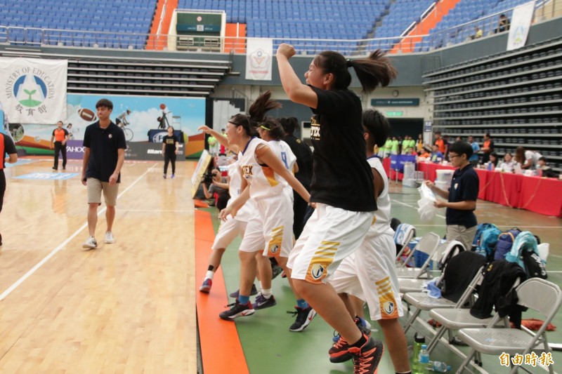 東泰女籃首度挑戰甲級舞台，成功勇闖預賽，晉級瞬間板凳席上的球員都超級開心（記者林岳甫攝）