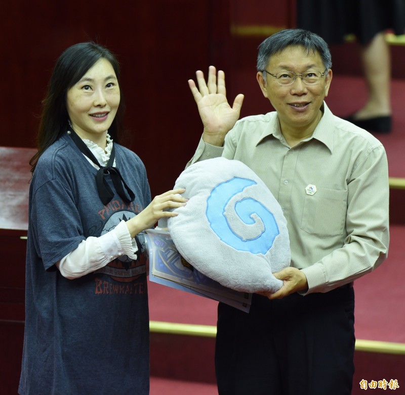 台北市議員顏聖冠（左）10日在市議會質詢時贈送台北市柯文哲（右）電競限量商品，希望市府支持電競產業。（記者簡榮豐攝）