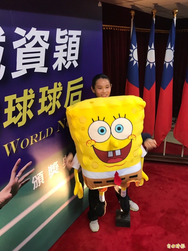 合庫準備戴資穎最愛的海綿寶寶玩偶當禮物。（記者廖聿偉攝）
