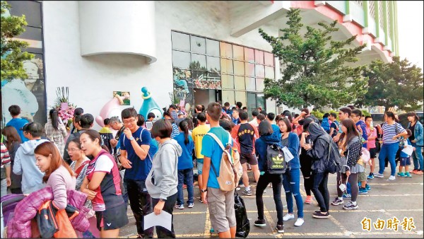戴資穎的球迷在高市體育處門口大排長龍。(記者洪定宏攝) 戴資穎的球迷在高市體育處門口大排長龍。(記者洪定宏攝)